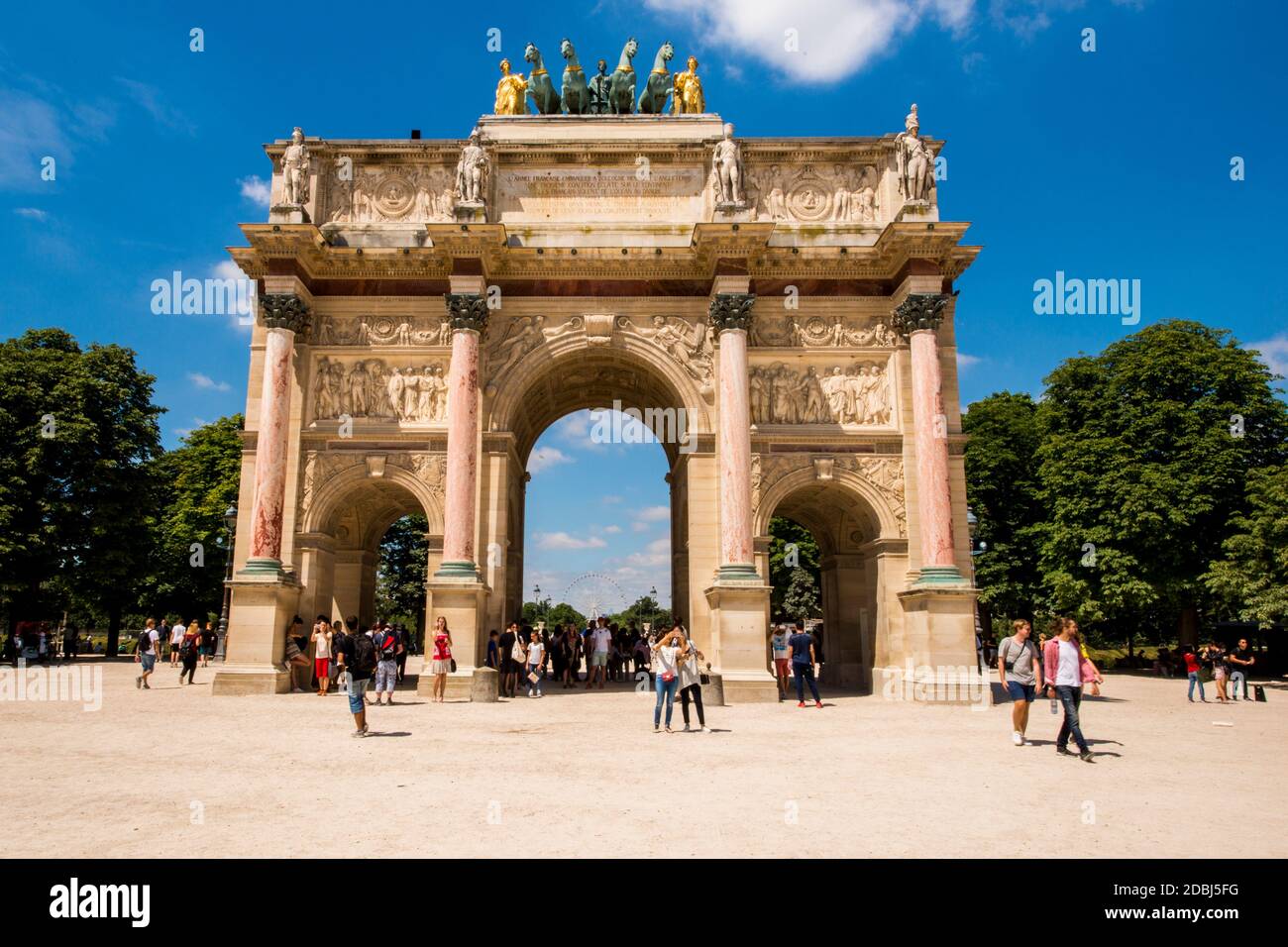 Arc de Triomphe du Carrousel with the sculpture of Peace riding in a Triumphal Chariot atop, Paris, France, Europe Stock Photo