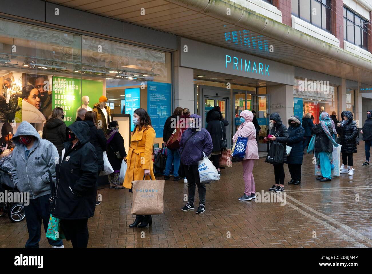 Motherwell, Scotland, UK. 1 November 2020. The Scottish Government today announced that from Friday 20 November, the most severe level 4 lockdown will be introduced in eleven Scottish council areas. This means non essential shops will close and bars, restaurants and cafes. Pictured; Long queue outside Primark store. Non essential shops will close.   Iain Masterton/Alamy Live News Stock Photo