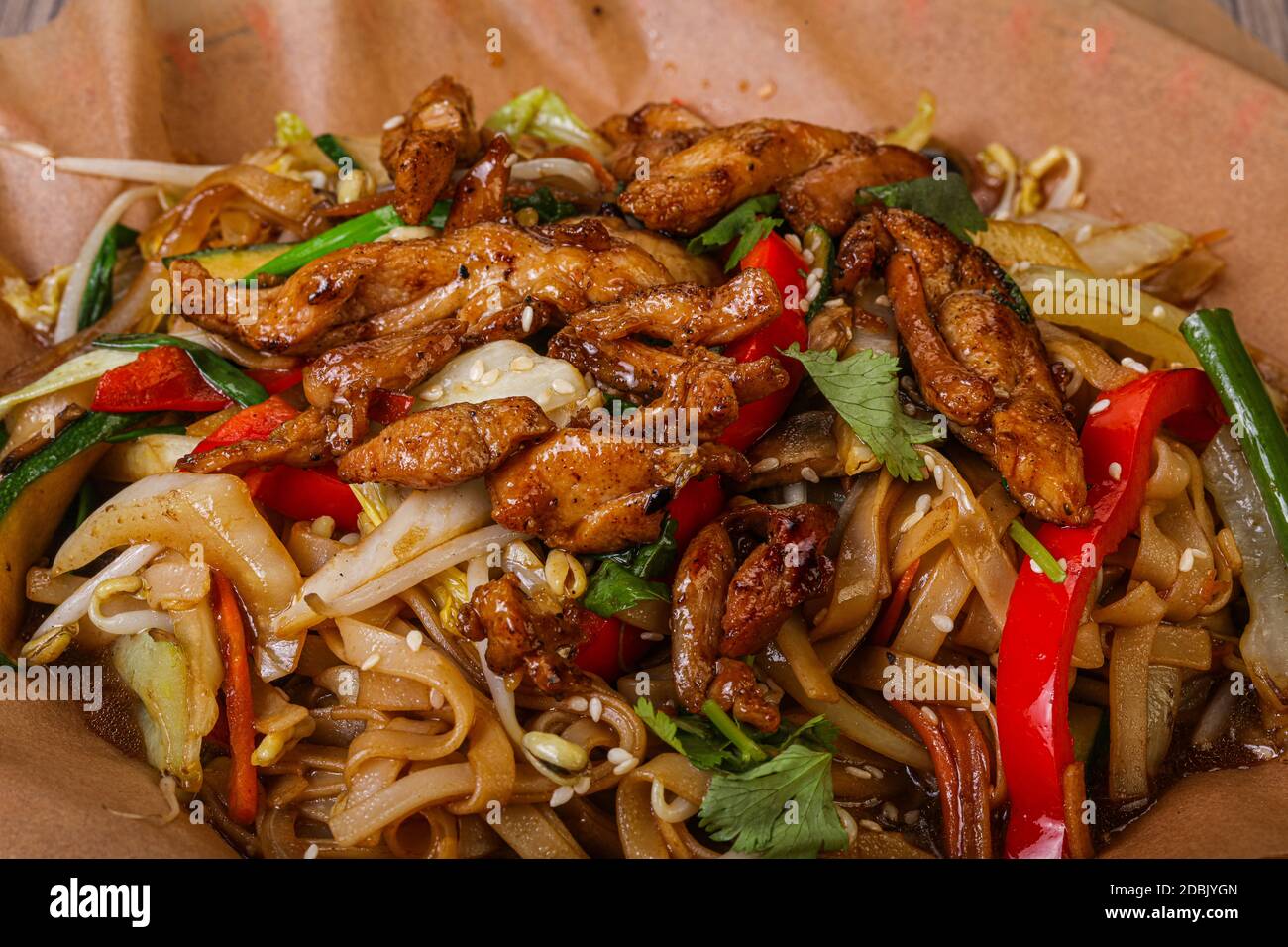 Asian cuisine - Wok with chicken and vegetables Stock Photo - Alamy