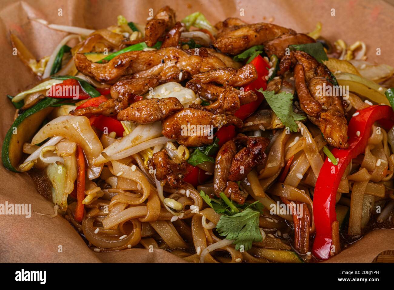 Asian cuisine - Wok with chicken and vegetables Stock Photo - Alamy