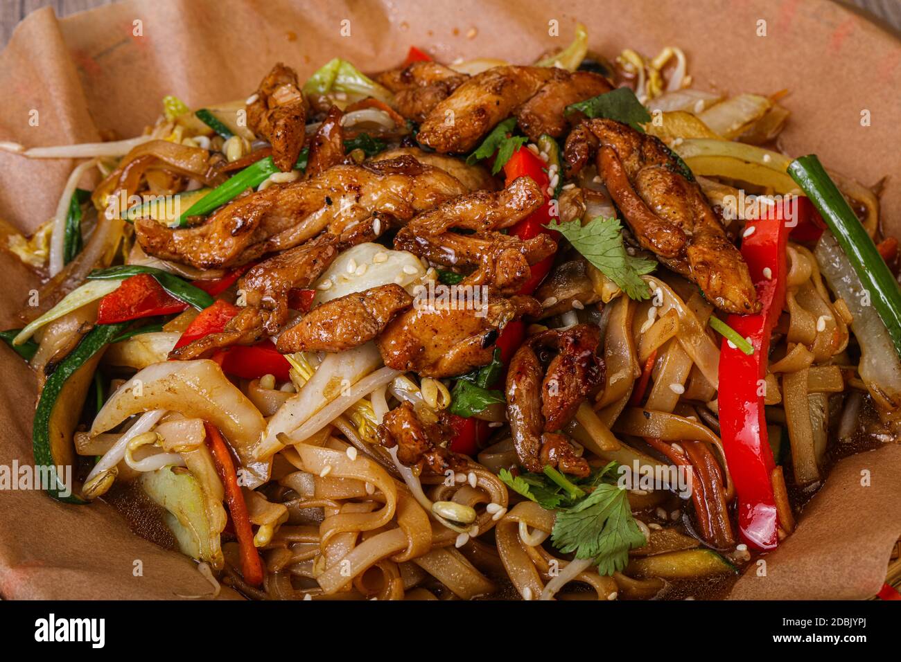 Asian cuisine - Wok with chicken and vegetables Stock Photo - Alamy