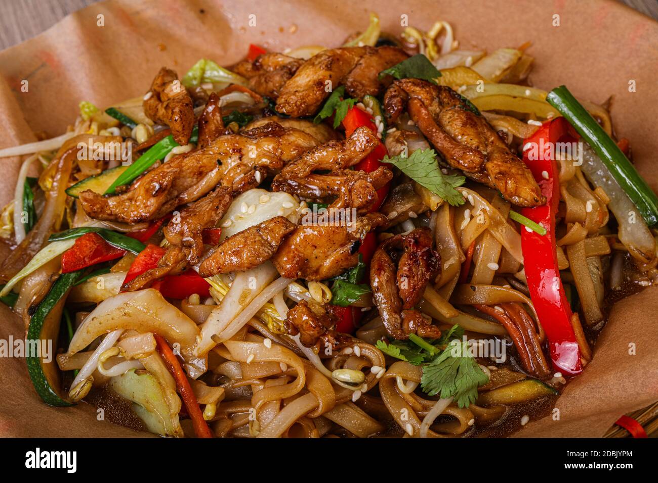 Asian cuisine - Wok with chicken and vegetables Stock Photo - Alamy