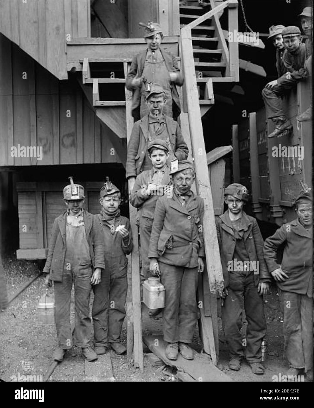 BREAKER BOYS at the Woodward Coal Mine, Kingston, Pennsylvania,  about 1900. The ones with headlamps are possibly mule drivers, those on the right the ones who actually sorted the coal. Photo: Lewis Hine Stock Photo