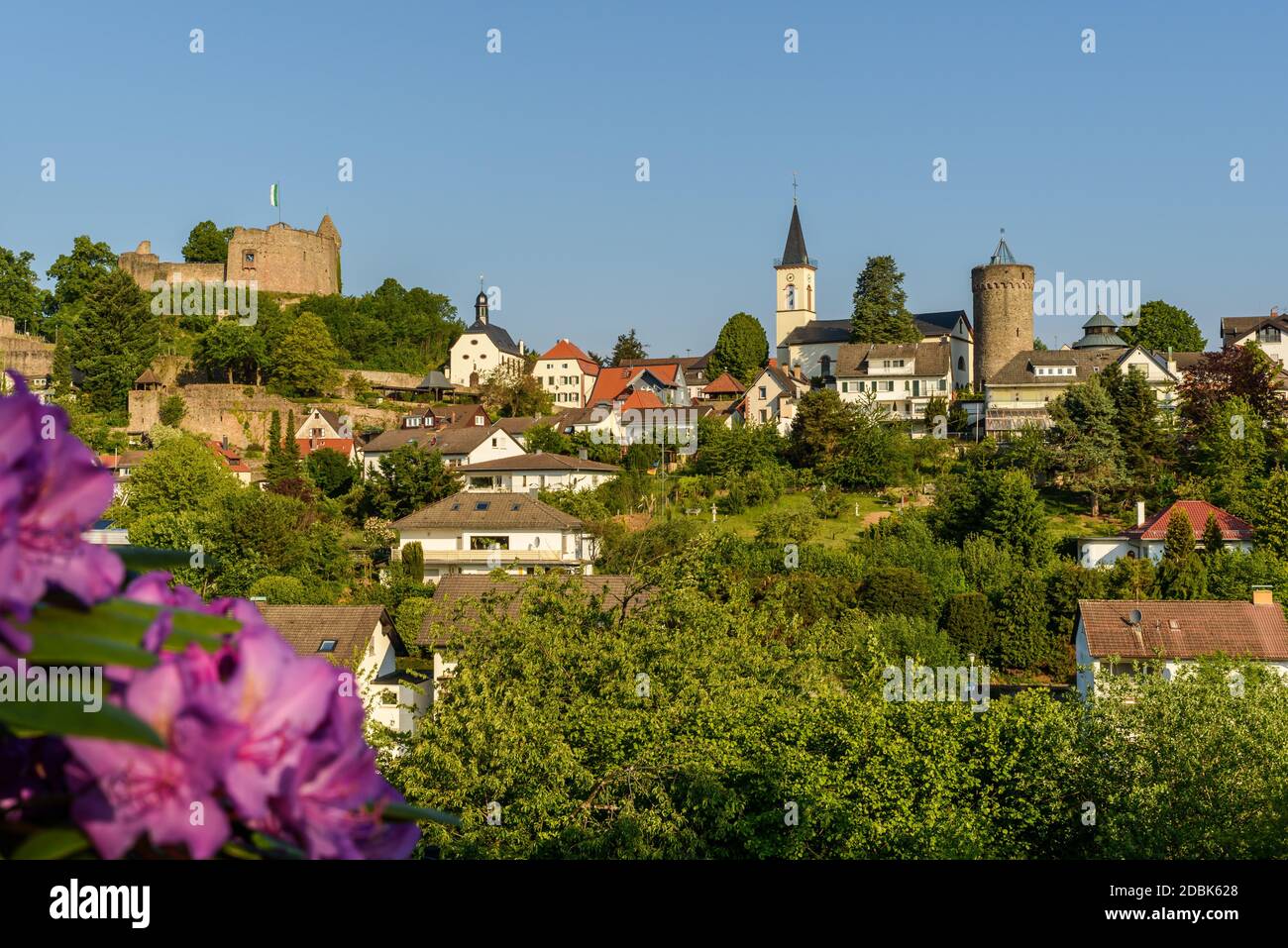 Lindenfels Im Odenwald Mit Burgruine Und Kirche Hessen Deutschland lindenfels-im-odenwald-mit-burgruine-und-kirche-hessen-deutschland