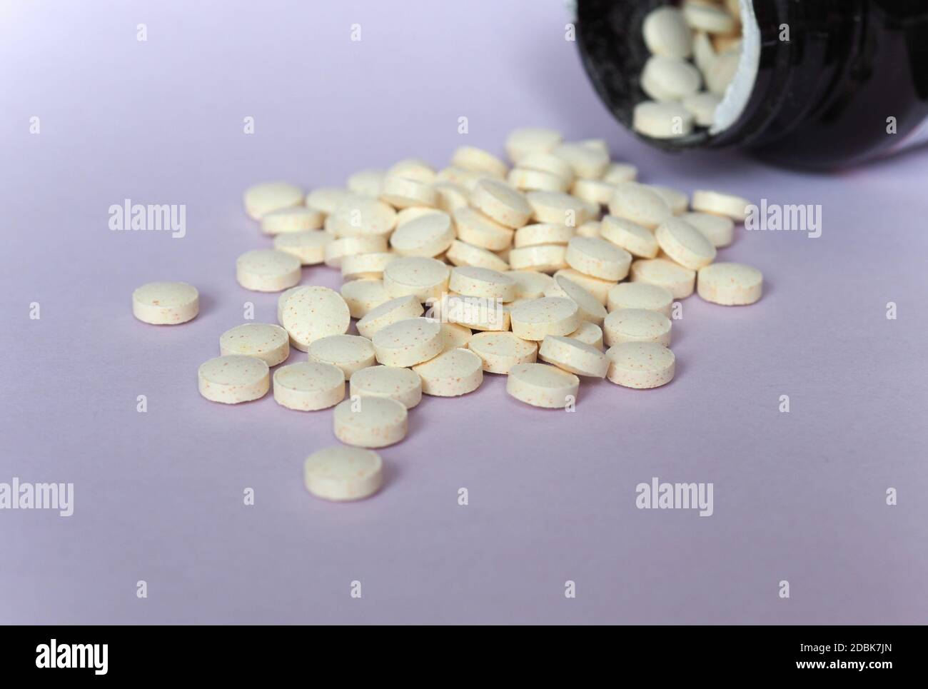 Vegetarian tables of vitamin B Complex with Vitamin D and Biotin