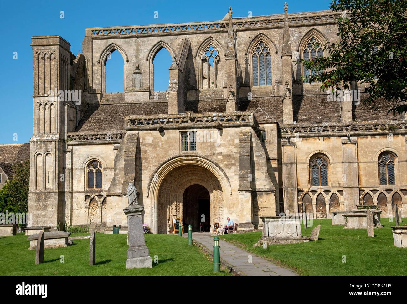 Malmesbury, Wiltshire, England, UK. 2020. The exterior of the 12th century Malmesbury Abbey and graveyard. Stock Photo
