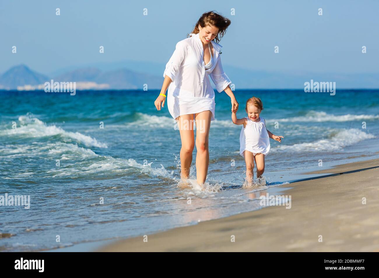 Мама после пляжа. Мама и малыш на море. Девочка с мамой на море. Молодая мама на море. Дочка на море.