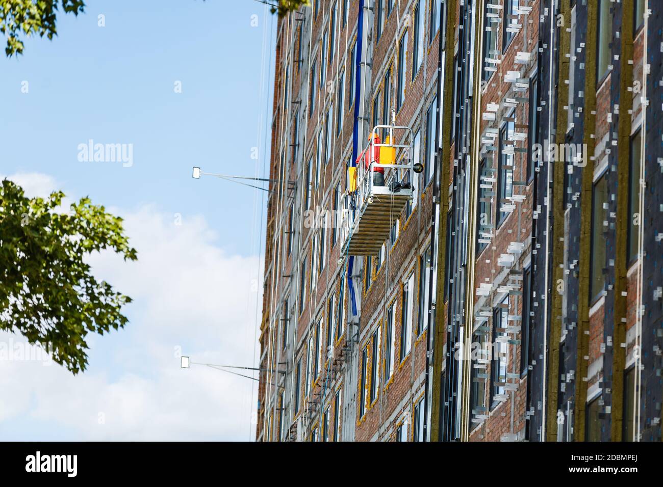 Suspended platform or cradle for construction, installation and repair