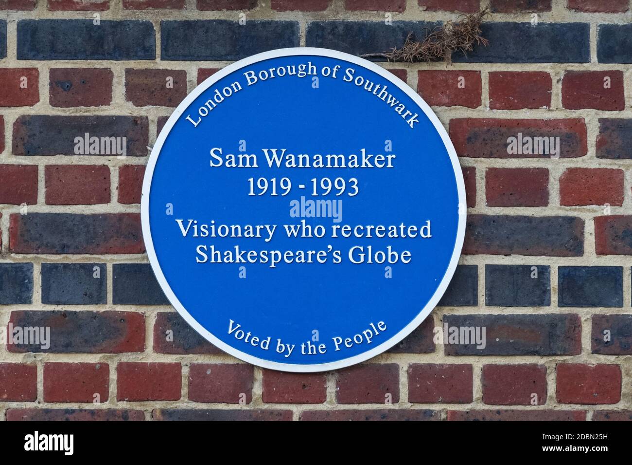 Blue Plaque of Sam Wanamaker on Shakespeare's Globe Theatre in London, England United Kingdom UK Stock Photo