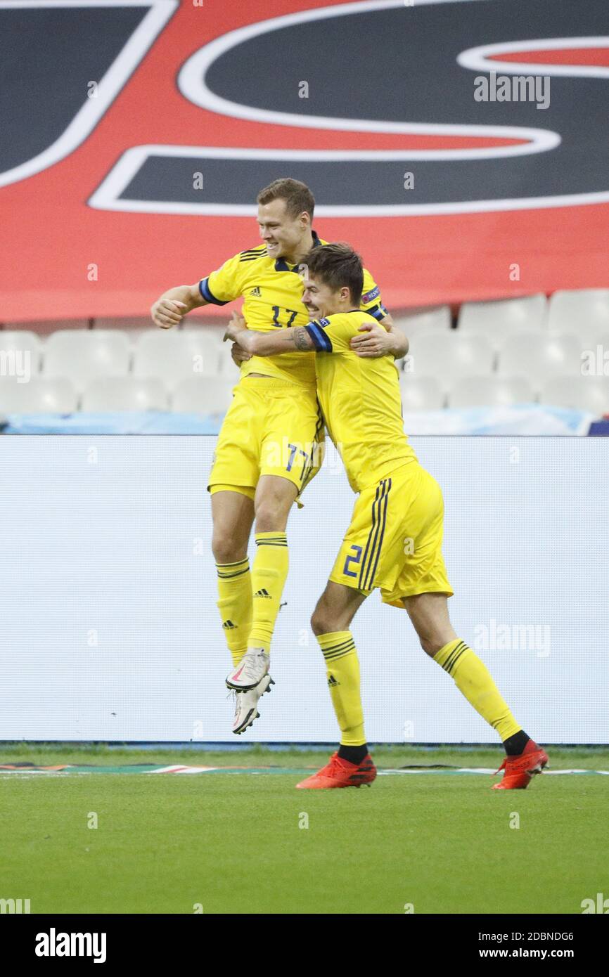 Viktor Claesson (SWE) scored a goal and celebration in arms of Mikael Lustig (SWE) during the UEFA Nations League football match between France and Sweden on November 17, 2020 at Stade de France in Saint-Denis, France - Photo Stephane Allaman / DPPI / LM Stock Photo