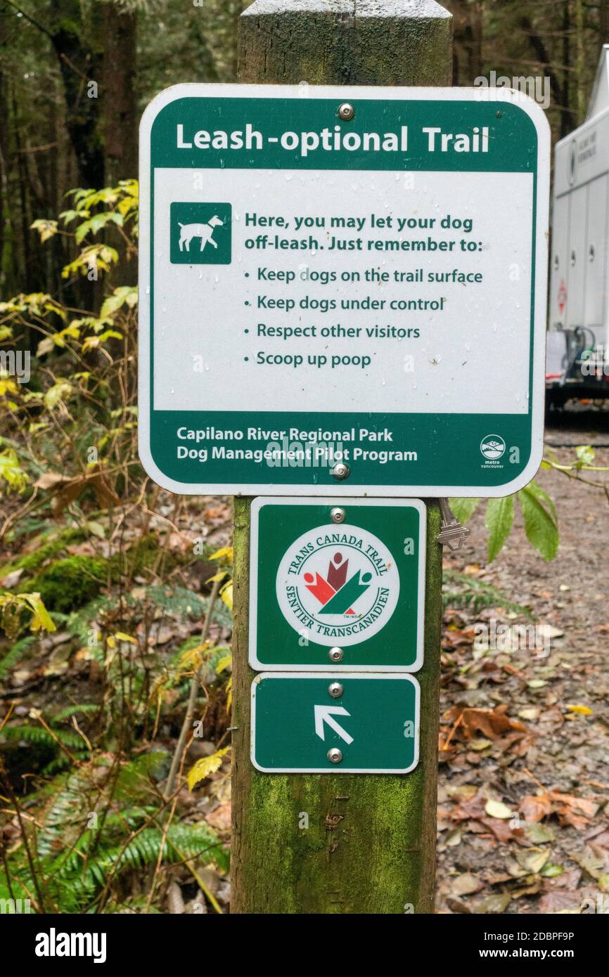 A sign indicating a leash optional trail for your pet Stock Photo