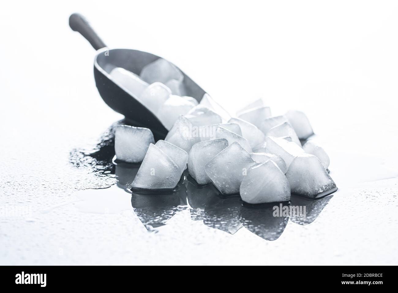 Ice cube scoop hires stock photography and images Alamy