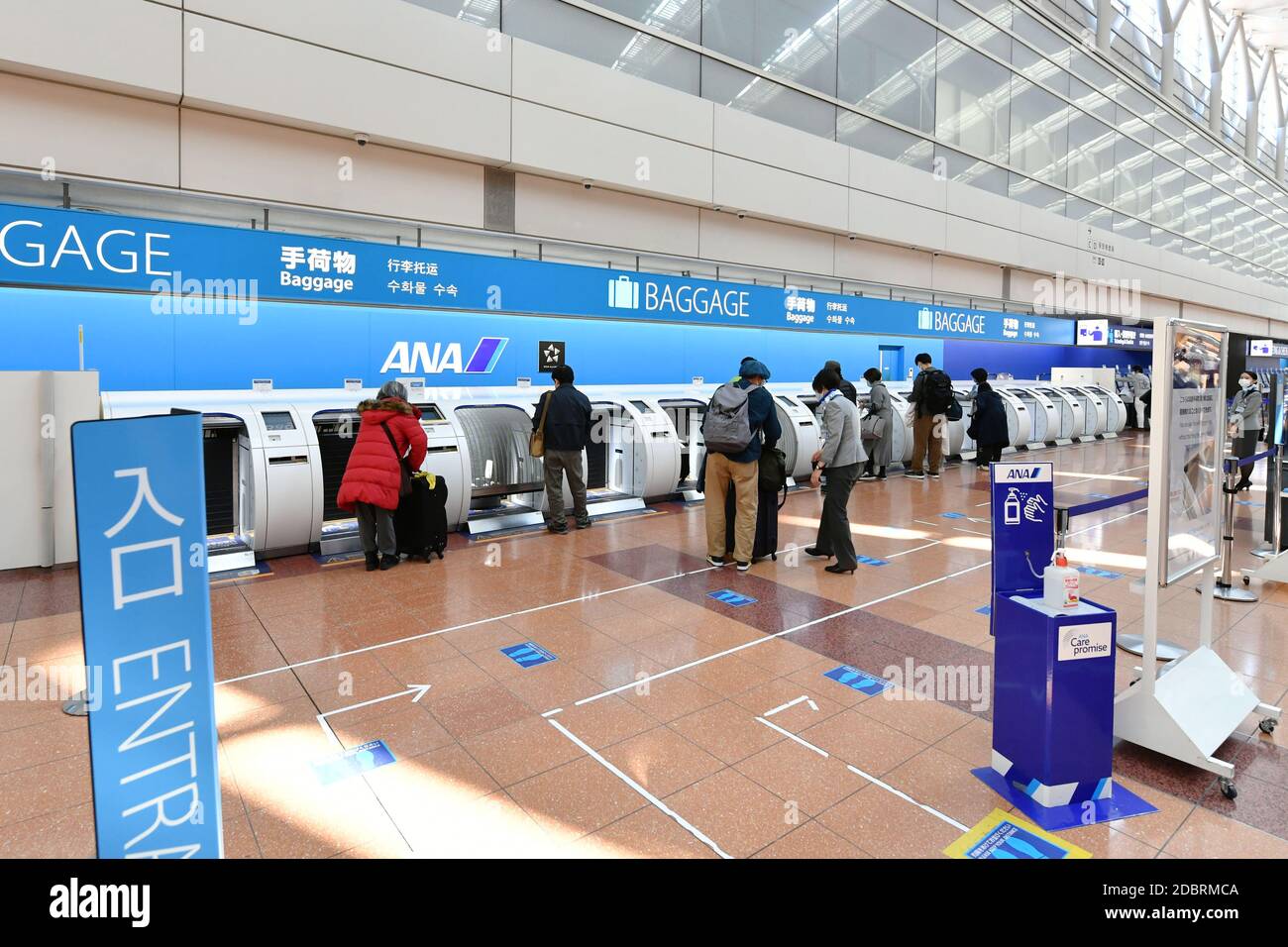 ANA is testing at Haneda Airport the contactless screen for ANA Baggage Drop automatic baggage