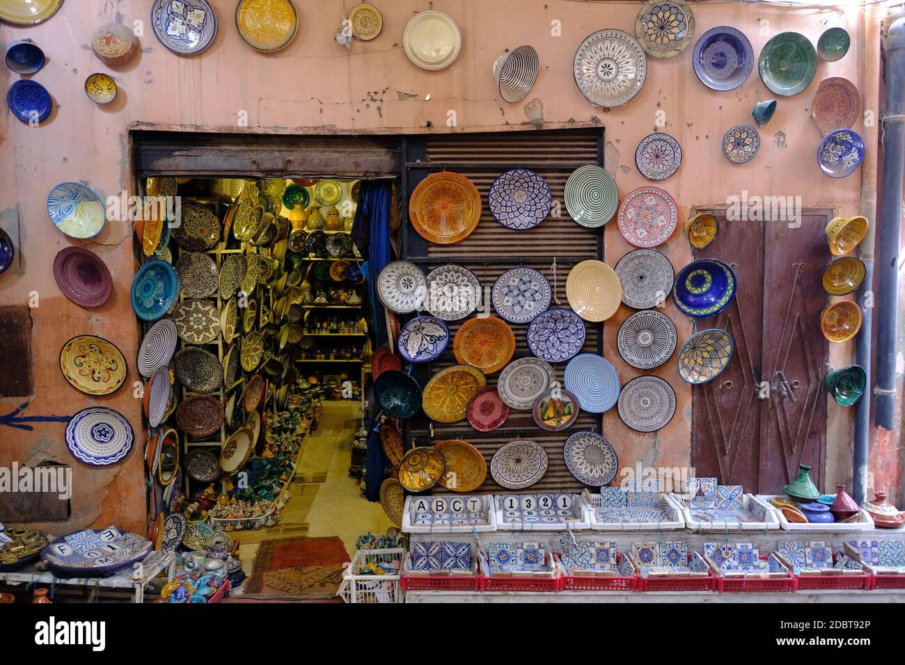Morocco Marrakesh - Colorful Moroccan handmade ceramic plate shop Stock Photo