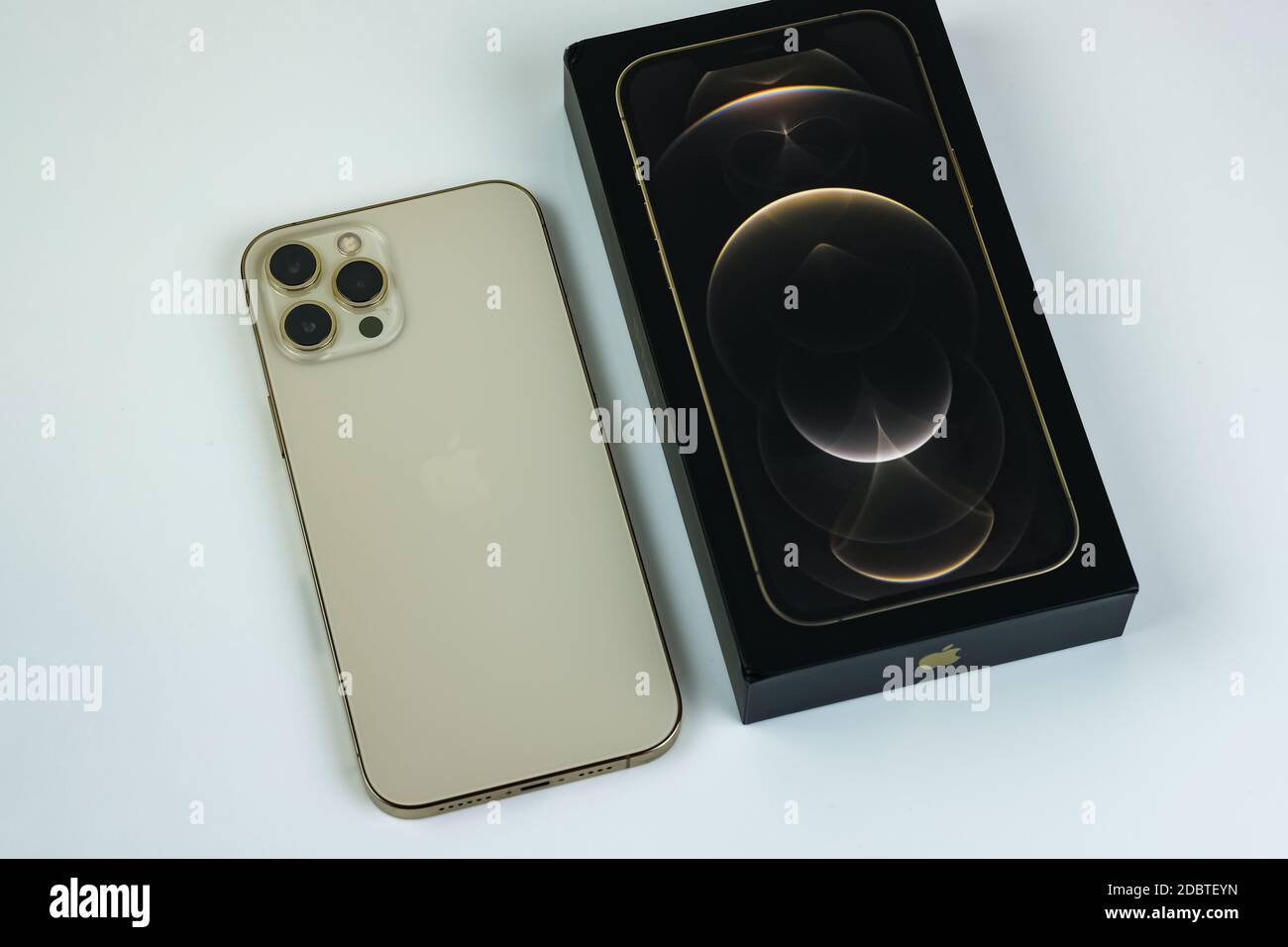 iPhone 12 Pro Max in Gold next to its box Stock Photo - Alamy