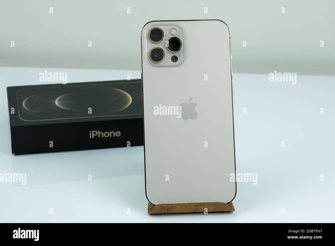 Iphone 12 pro camera hi-res stock photography and images - Alamy