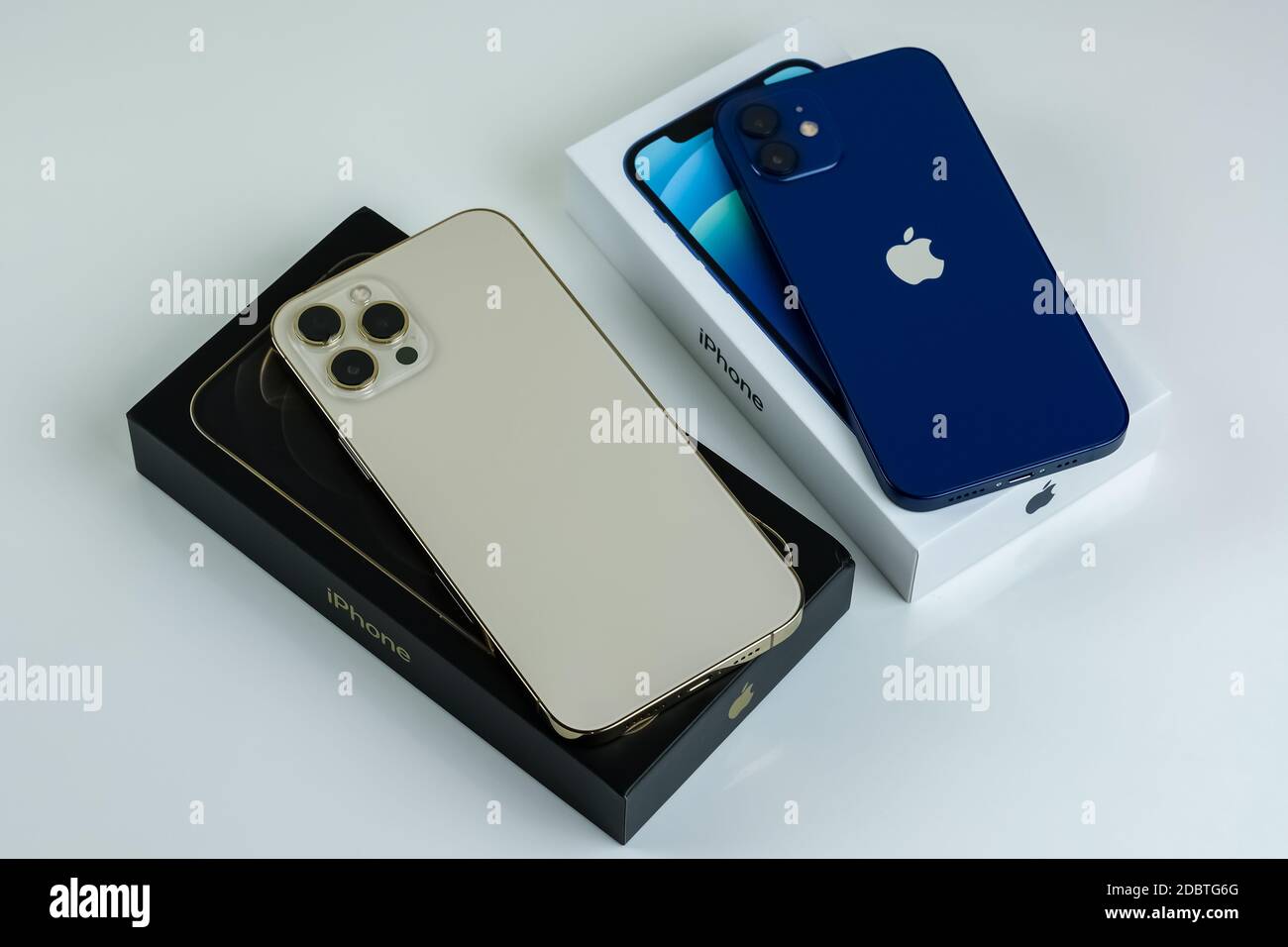 Iphone 12 Unboxing Hi Res Stock Photography And Images Alamy