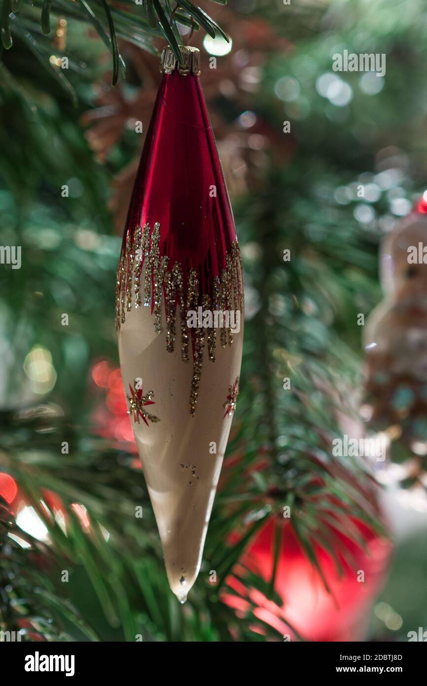 Nahaufnahme eines roten Weihnachtsbaumzapfens Stock Photo