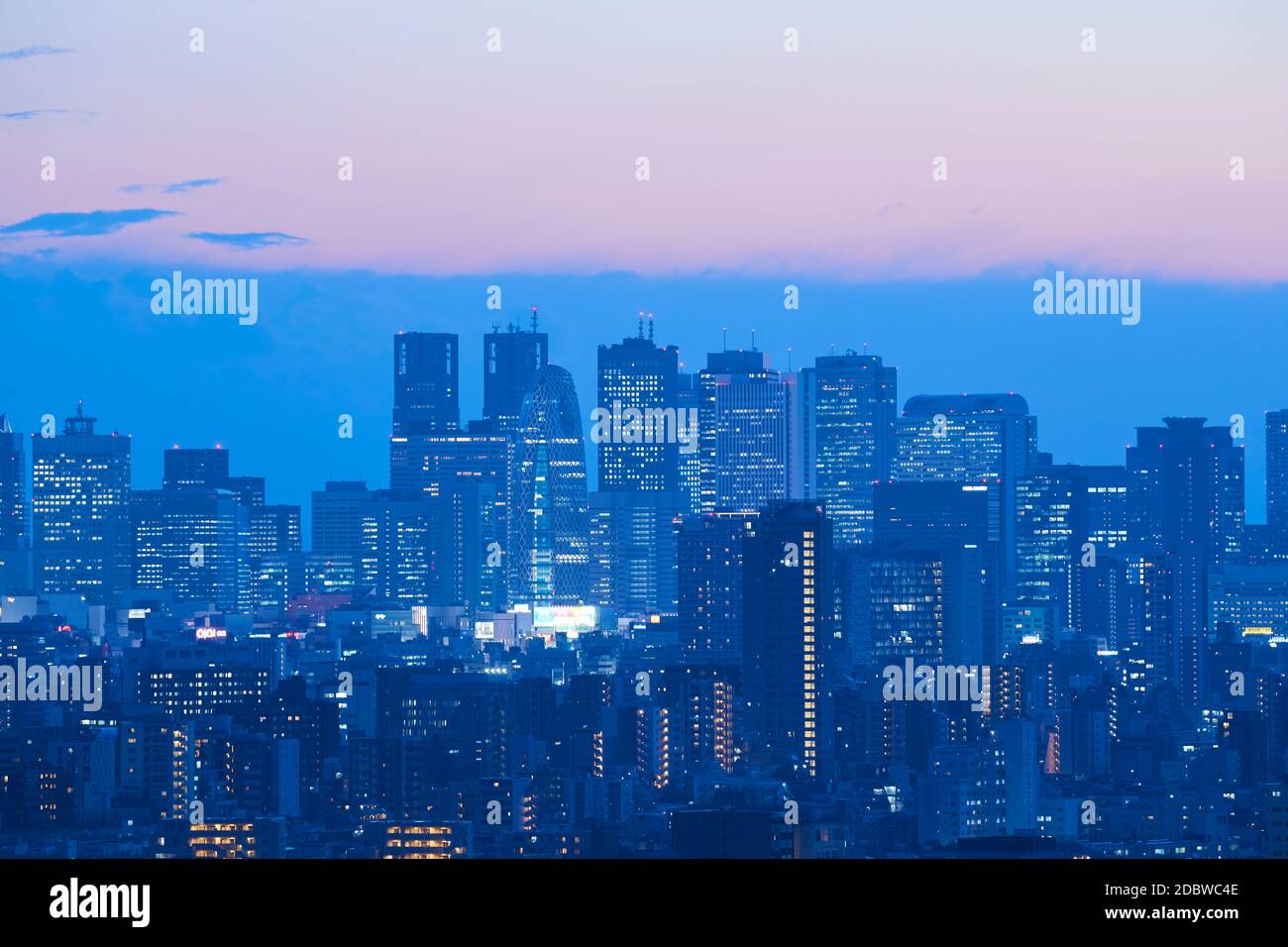 Streets In Tokyo At Night Japan Stock Photo Alamy streets-in-tokyo-at-night-japan-stock-photo-alamy