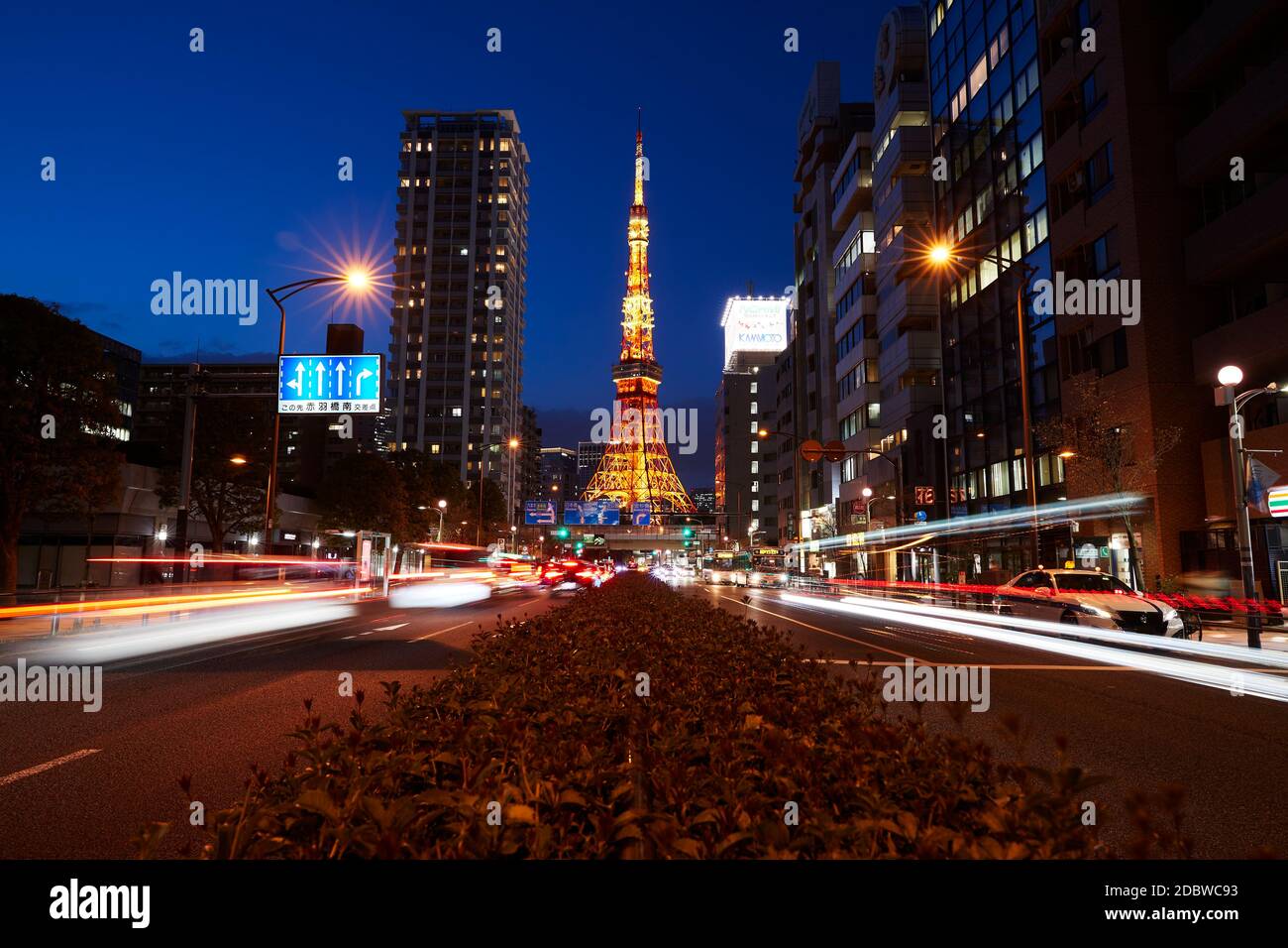 Streets In Tokyo At Night Japan Stock Photo Alamy streets-in-tokyo-at-night-japan-stock-photo-alamy