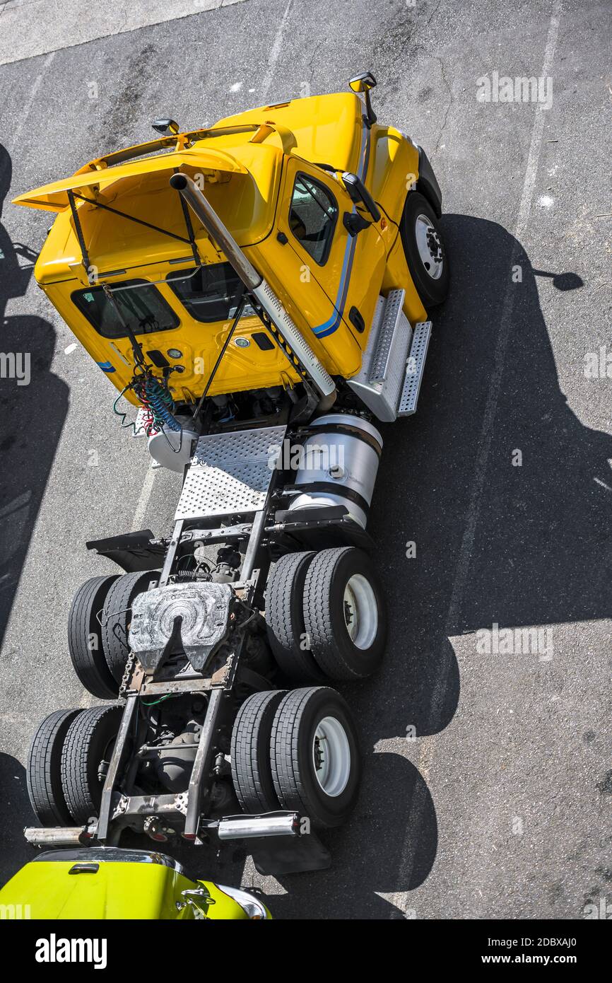Professional industrial day cab big rig yellow semi truck tractor with ...