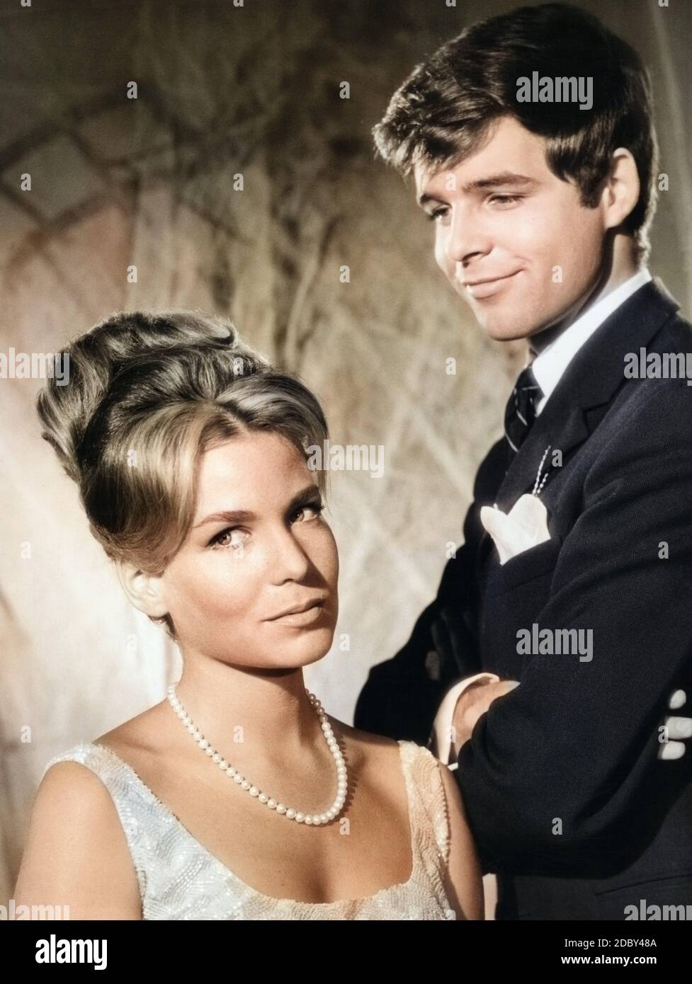 Thomas Fritsch, deutscher Schauspieler mit Filmpartnerin Alexandra Stewart in dem Film 'Das große Liebesspiel', Deutschland 1963. German actor Thomas Fritsch with his movie partner Alexandra Stewart, Germany 1963. Stock Photo