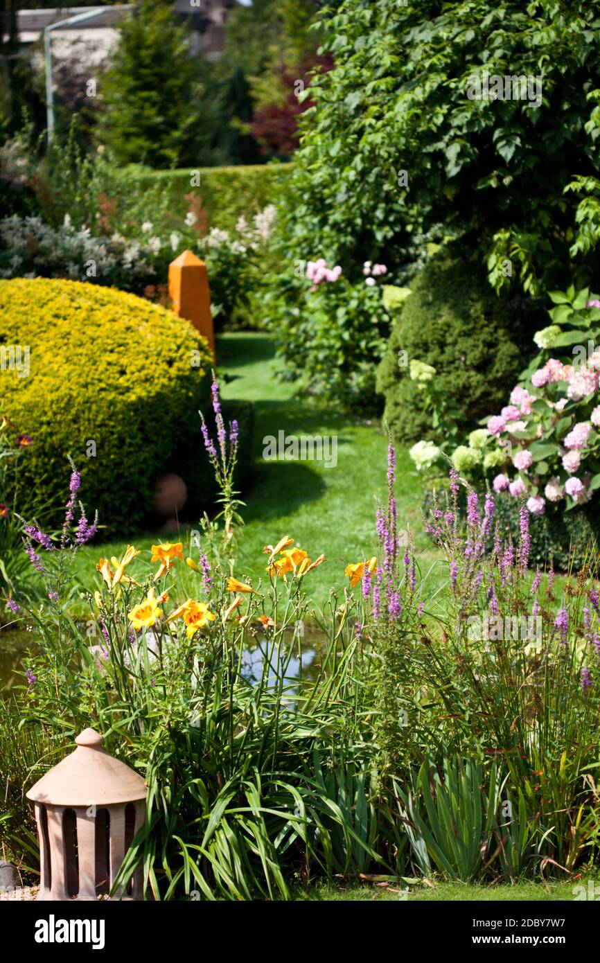 Summer garden bed hi-res stock photography and images - Alamy