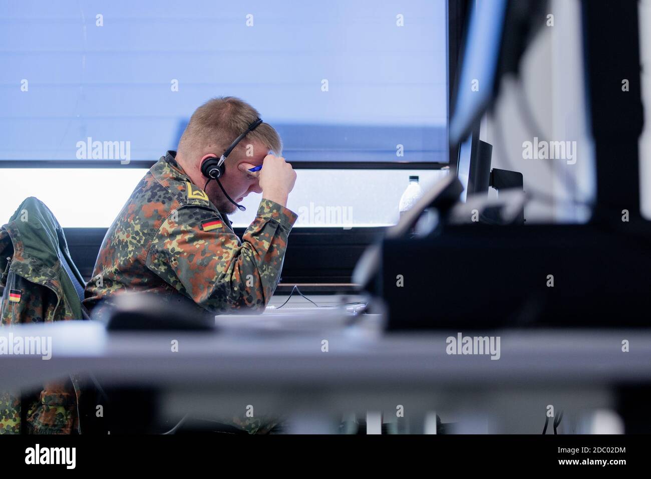18 November 2020, North Rhine-Westphalia, Grevenbroich: A Bundeswehr soldier makes a phone call during contact tracing at the public health department. This is also where Bundeswehr soldiers are trained for Corona assistance. Photo: Rolf Vennenbernd/dpa Stock Photo