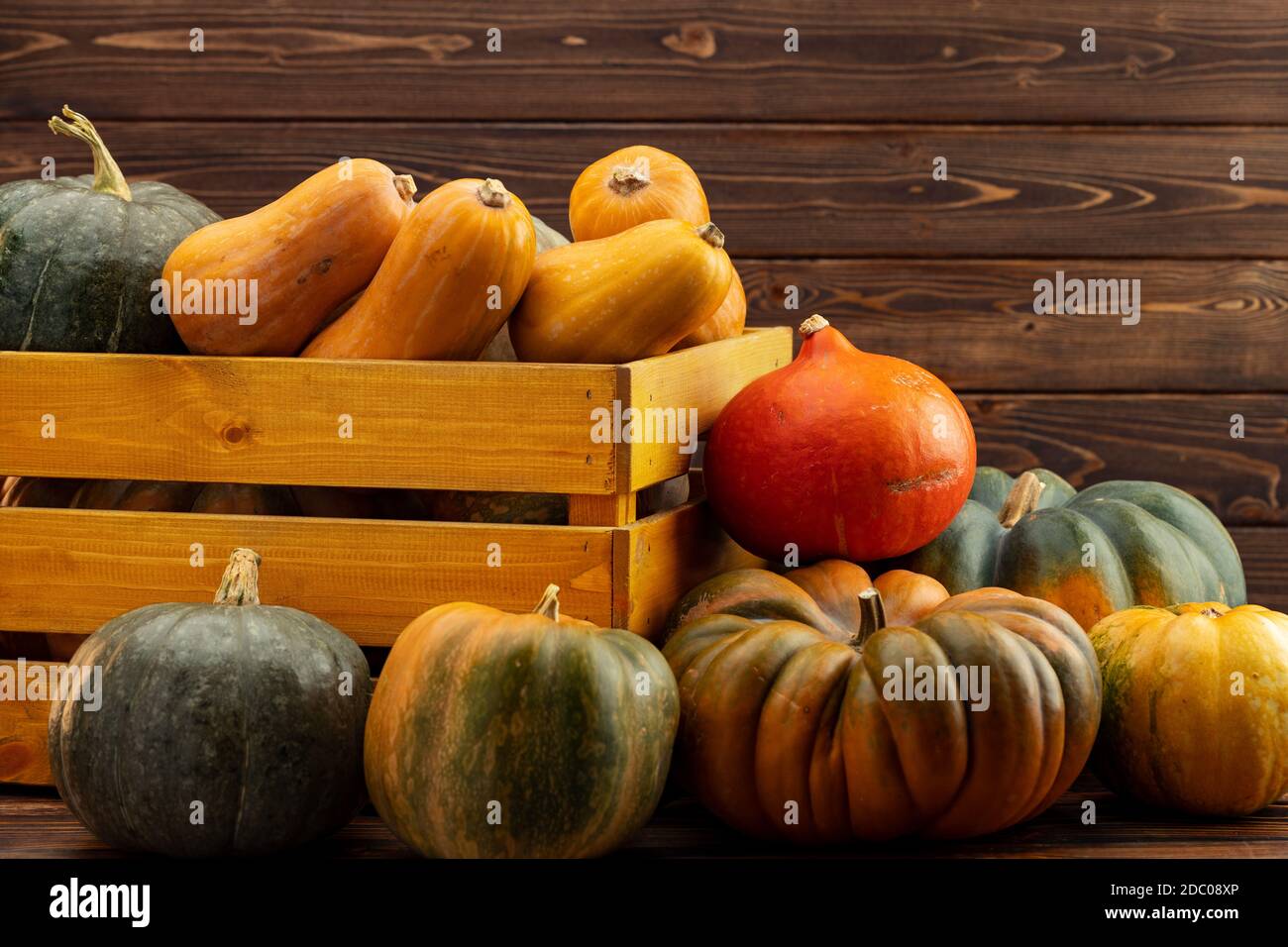 Pile of pumpkins in a wooden box Stock Photo - Alamy