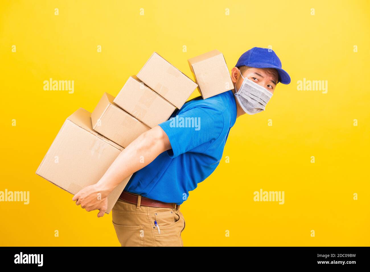 Worker lifting cardboard box hi-res stock photography and images - Alamy