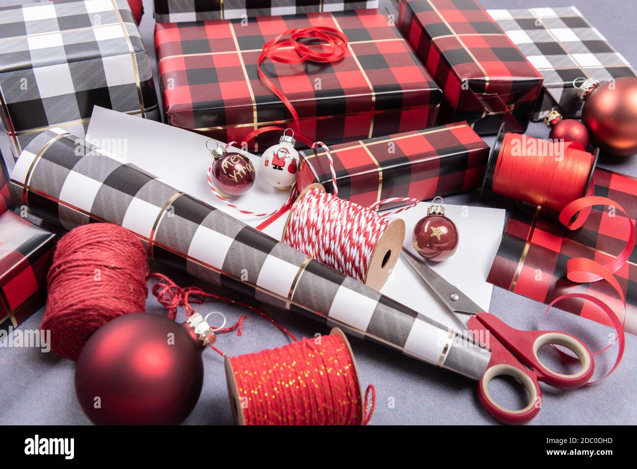 Verpackte Geschenke zu Weihnachten mit Packpapier im Karomuster Stock Photo