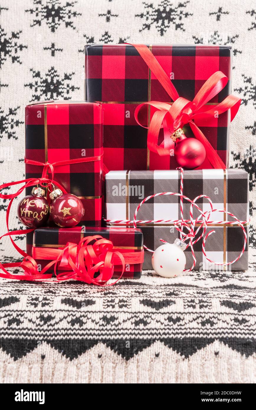 Verpackte Geschenke zu Weihnachten mit Packpapier im Karomuster Stock Photo