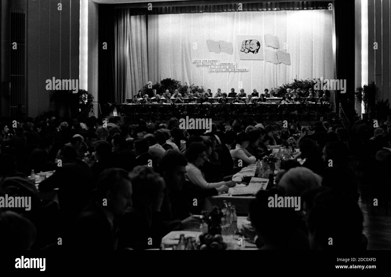 30 November 1984, Saxony, Eilenburg: In 1984 the SED Kreisleitung Eilenburg held a district delegates' conference under the slogan 'Under the banner of Marxism-Leninism everything for the welfare of the people and peace'. Exact date of admission not known. Photo: Volkmar Heinz/dpa-Zentralbild/ZB Stock Photo