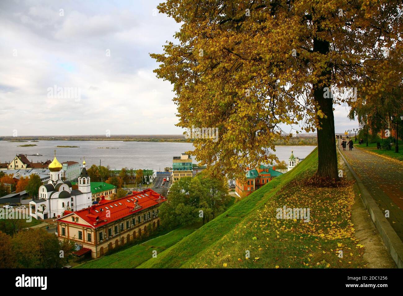Autumn walk along the wall of the Nizhny Novgorod Kremlin Stock Photo