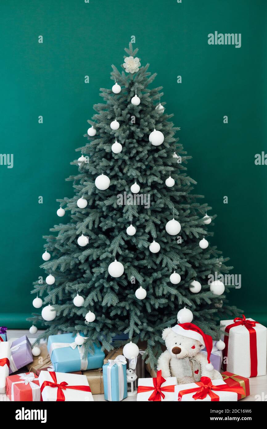 Eve Christmas Deals 2022 Christmas Tree With Gifts Decor New Year's Eve Winter Background 2021 2022  Stock Photo - Alamy