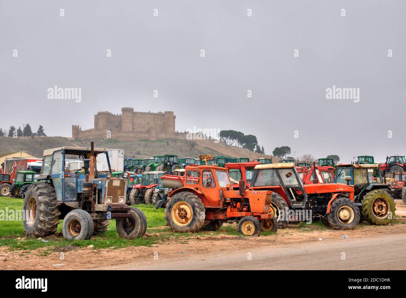 Tractores y castillo en Belmonte. Provincia de Cuenca. Castilla la Mancha.  España Stock Photo - Alamy