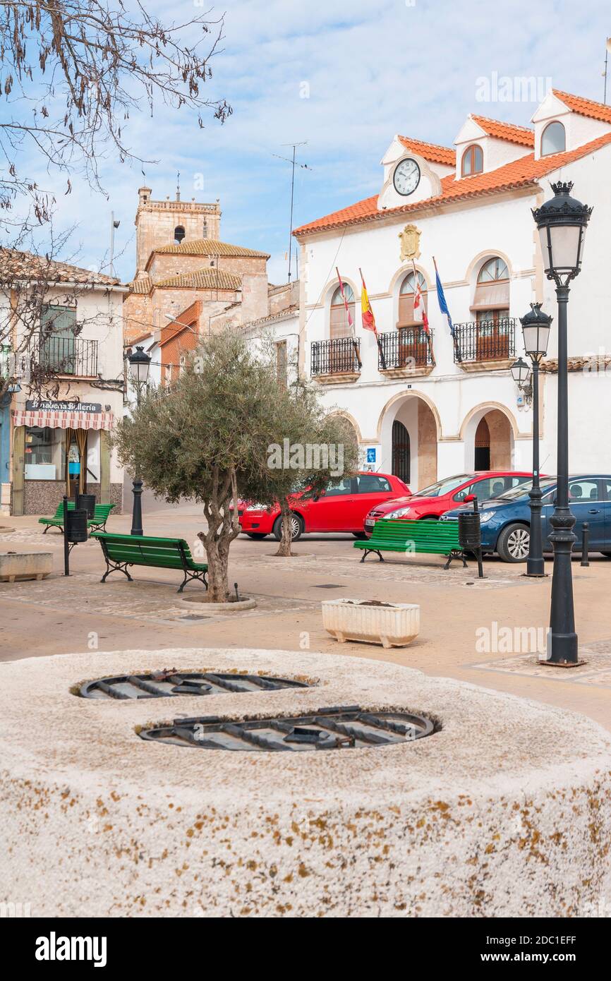 Pozo y ayuntamiento. Los Hinojosos. Provincia de Cuenca. Castilla la Mancha. España. Stock Photo
