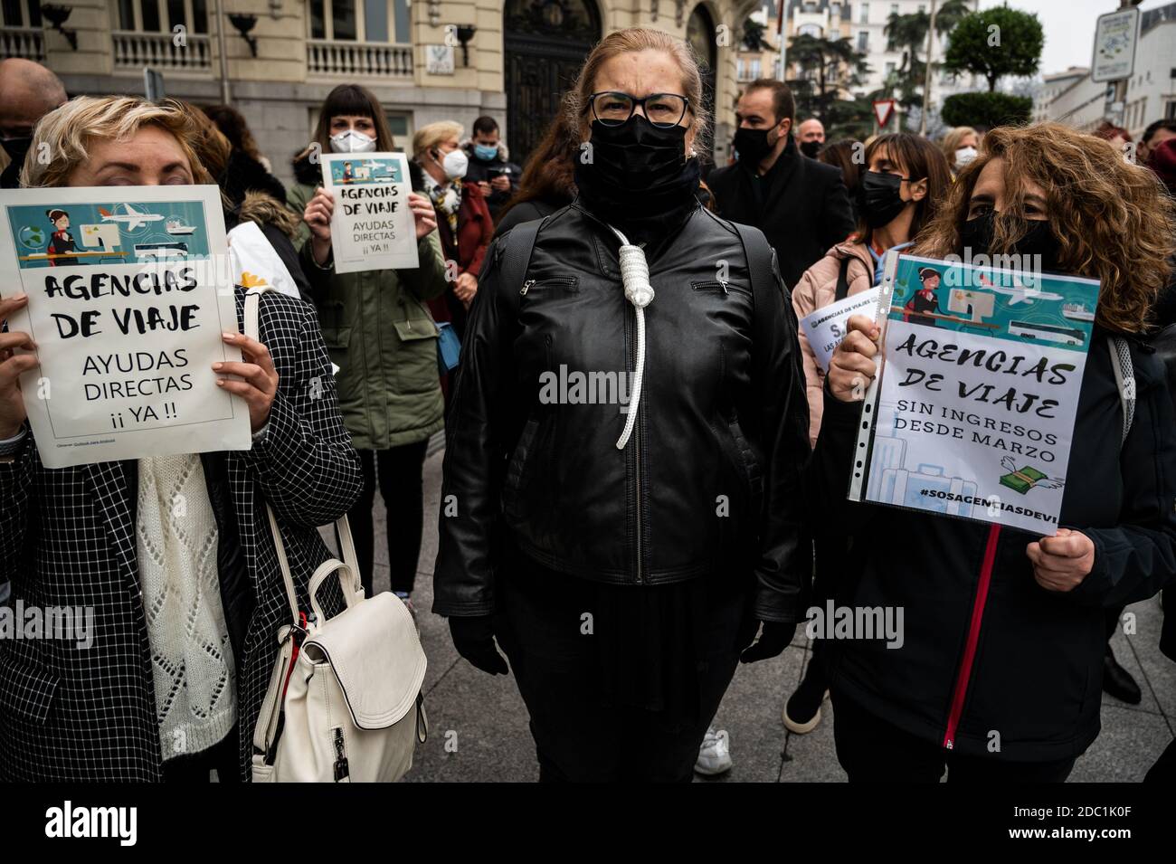 Madrid, Spain. 18th Nov, 2020. People protesting in front of the Spanish Parliament to demand urgent aid for travel agencies and tour operators, a sector that has been hit hard by the coronavirus (COVID-19) pandemic as tourism is closed. Credit: Marcos del Mazo/Alamy Live News Stock Photo