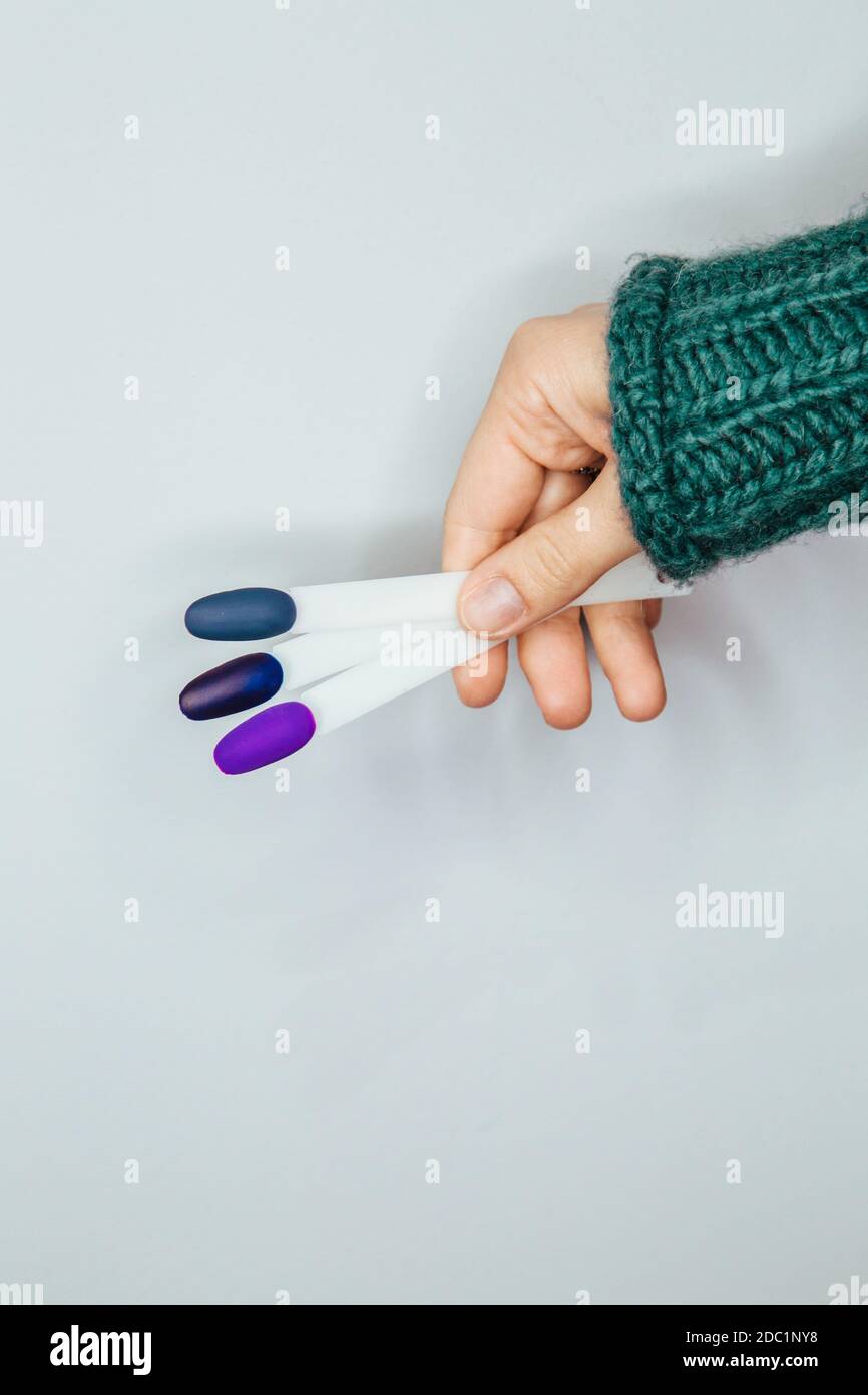 The nail salon offers manicure and color selection services. Hand on