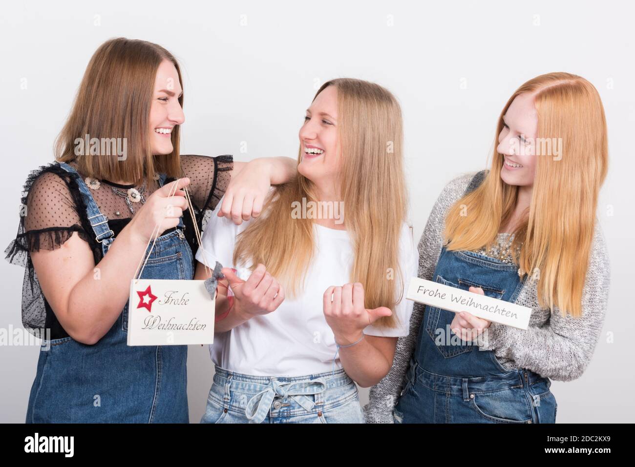Junge Frauen freuen sich auf das Weihnachtsfest Stock Photo