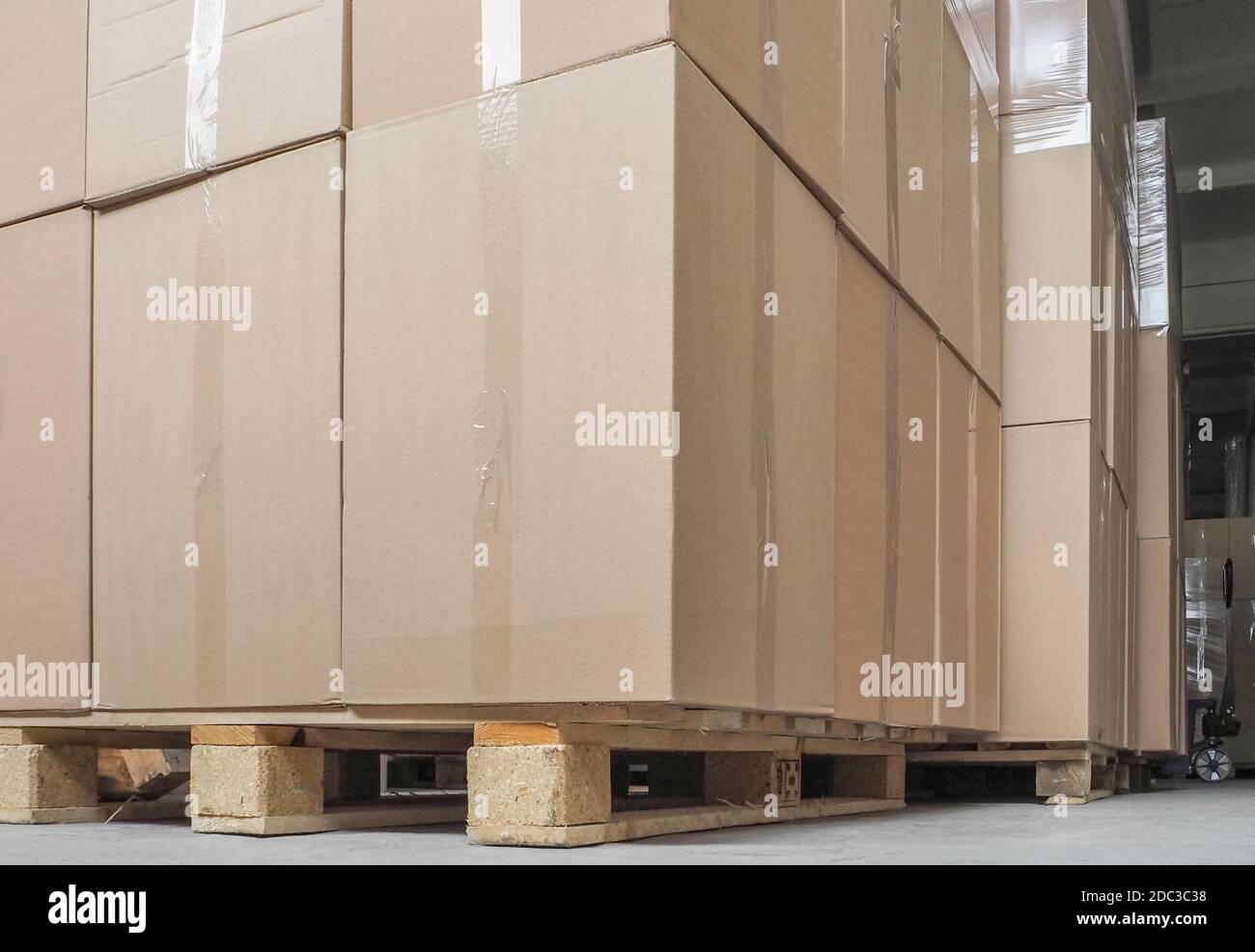 Boxes on pallet hires stock photography and images Alamy