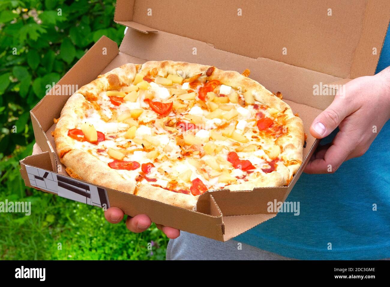 Page 2 Hand Holding Pizza Slice High Resolution Stock Photography And Images Alamy