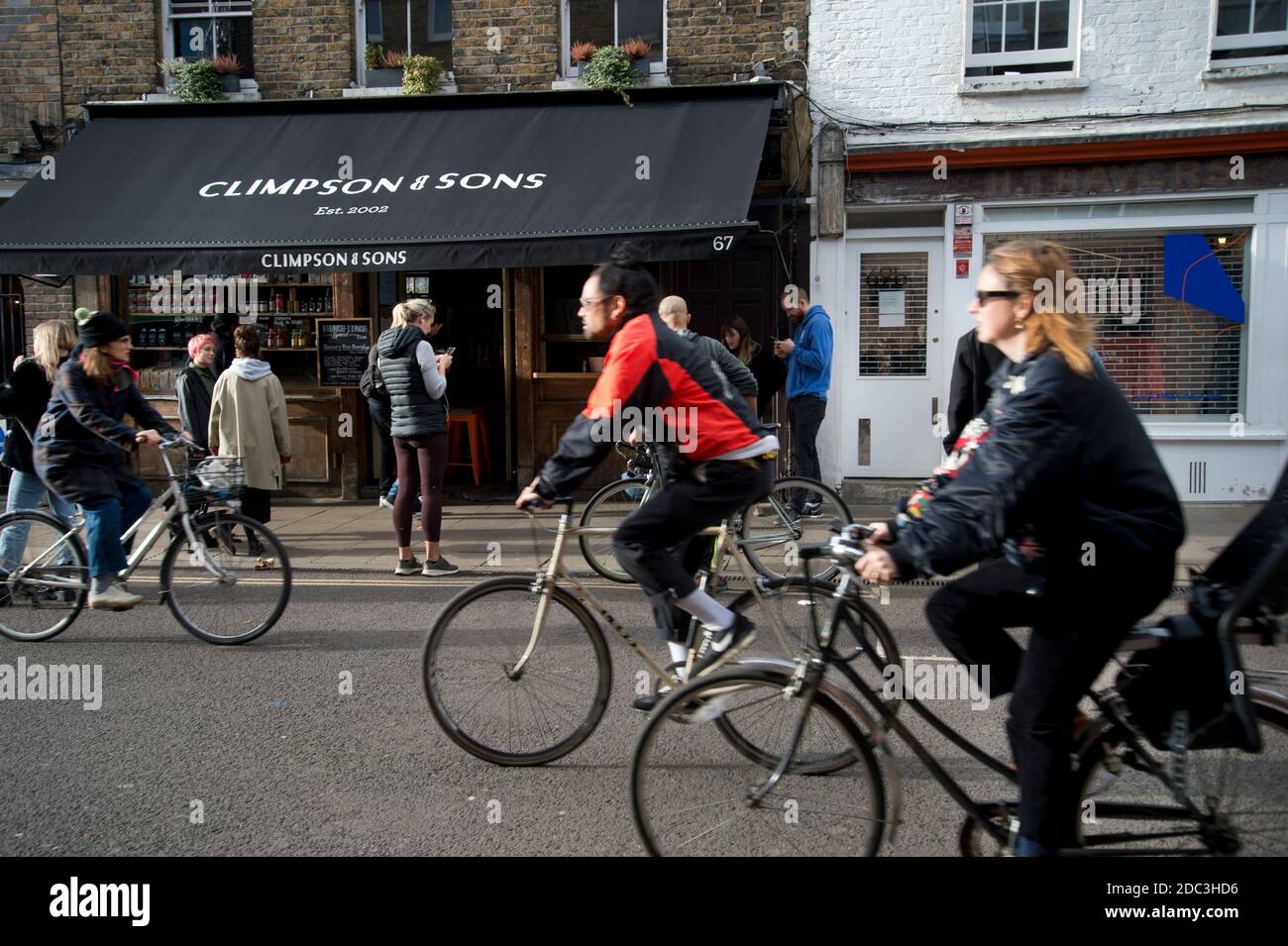 Hackney,London November 2020 during the Covid-19 (Coronavirus) pandemic. Lockdown 2. Broadway Market. Climpsons and sons coffee shop - people wait for Stock Photo