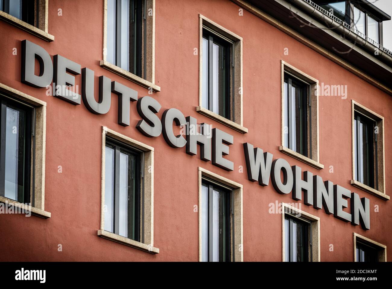 Firmensitz der Deutsche Wohnen Wohnungsgesellschaft, Immobiliengesellschaft in der Mecklenburgischen Strasse , Berlin, Stock Photo