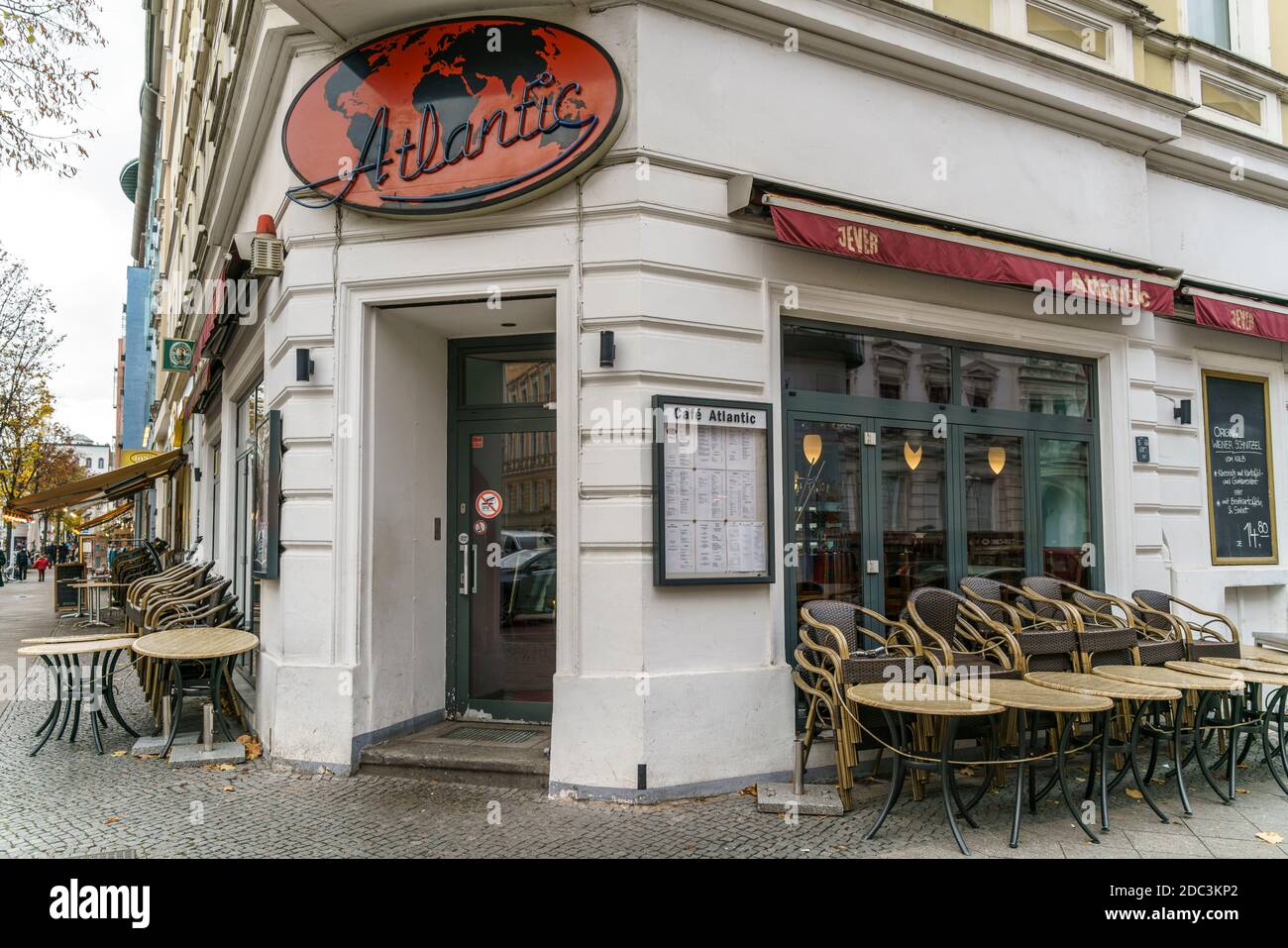 Lockdown im November 2020 in Berlin, geschlossene Bar, Restaurant Atlantik auf der Bergmannstrasse, Berlin Kreuzberg Stock Photo