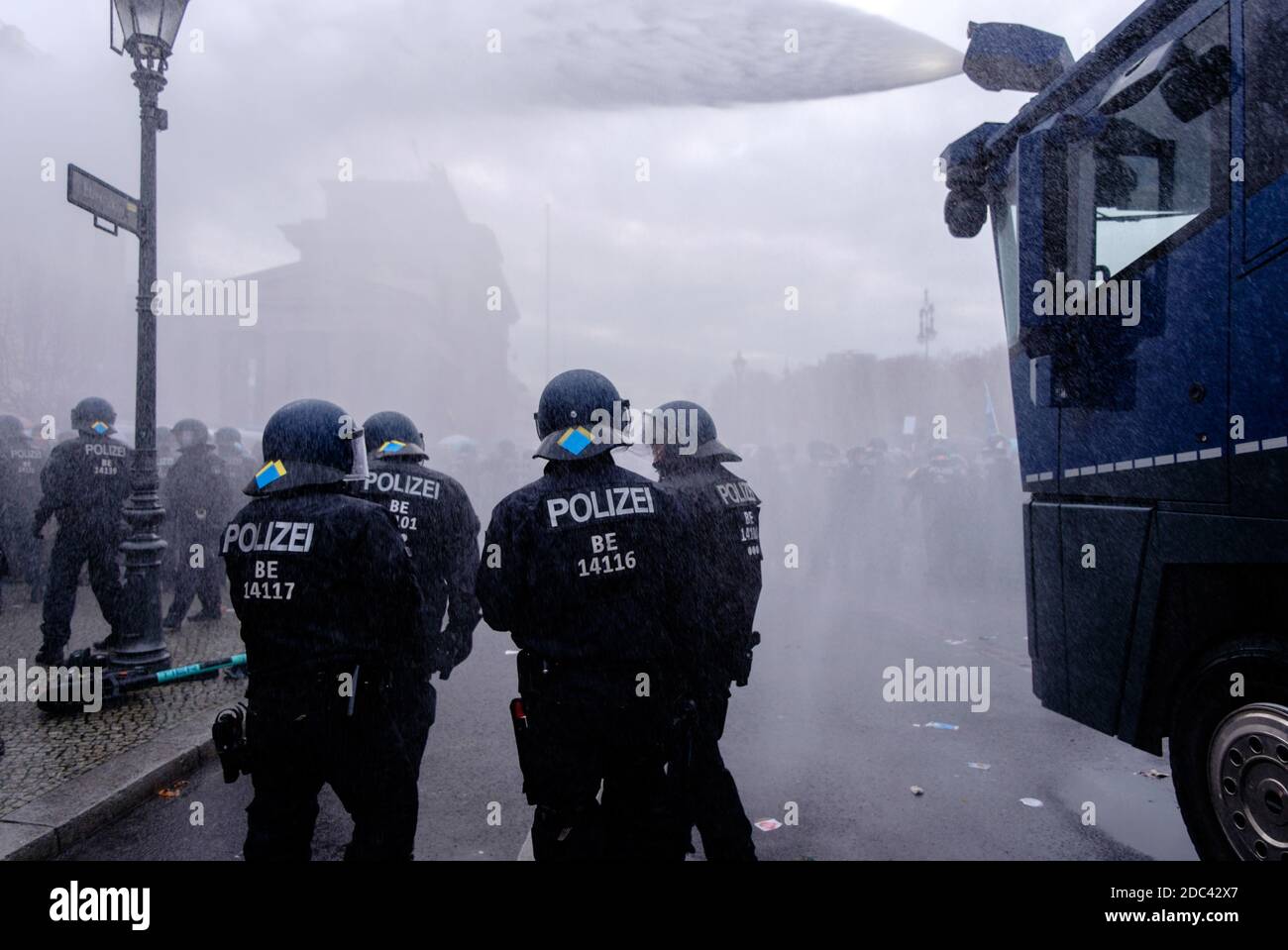 Berlin, Germany. 18th Nov, 2020. Germany, Berlin, November 18, 2020: Police can be seen during the use of water cannons after heterogeneous groups around Corona deniers, conspiracy theorists and right-wing extremists called for blocking access to German Government Buildings. Both the Bundestag and the Bundesrat vote on planned new regulations of the infection protection law on November 18, 2020. (Photo by Jan Scheunert/Sipa USA) Credit: Sipa USA/Alamy Live News Stock Photo