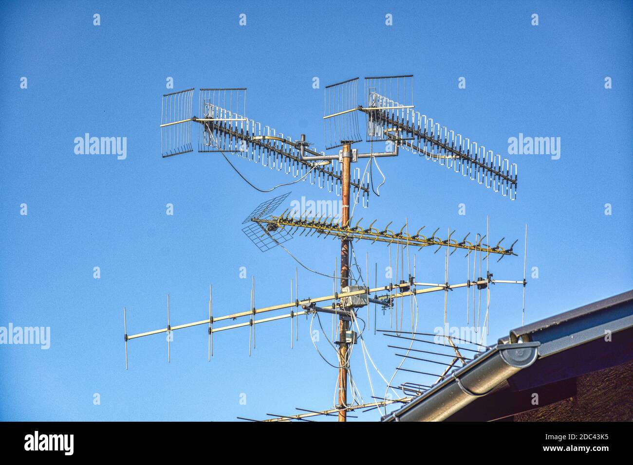 Antenne, Antennen, Antennenmast, Dachantenne, Dachantennen, Zwilling,  Zwillingsantenne, UHF, VHF, DAB+, DAB Plus, DVB-T, DVB-T2, T2,  Richtantenne, Yag Stock Photo - Alamy