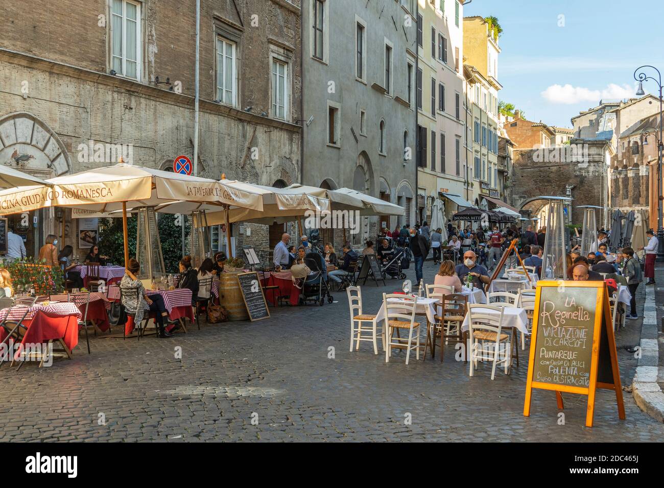 Along the Via del Portico di Ottavia, and throughout the Jewish ghetto, small restaurants serve typical food at tables set outdoors. Rome, Lazio Stock Photo