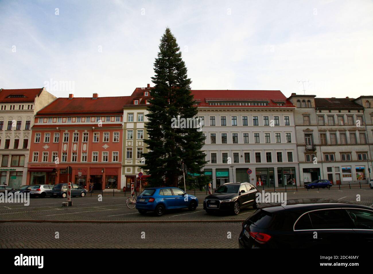 der weihnachtsbaum auf dem obermarkt in görlitz ist bischen in schieflage geraten Stock Photo