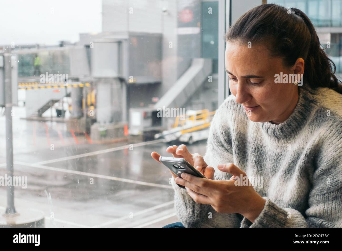 Beautiful business woman waiting airport hi-res stock photography and ...